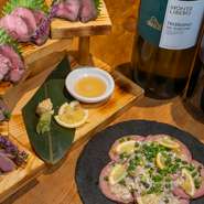 カクテルをはじめとした豊富なお酒と、素材からこだわった肉料理を楽しめる【肉バルBob】。オシャレなメニューと空間で、各種宴会にも気軽に立ち寄りやすいお店。友人とのいつもの集合場所としても最適です。