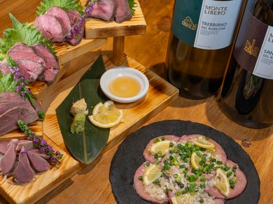 豊富な酒と厳選素材の肉料理を楽しむ、すすきのエリアの肉バル