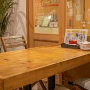 温かみのある木材を多く取り入れた店内は、カジュアルながらもゆったりと落ちつける空間。男女や世代を問わず使いやすく、さまざまなシチュエーションに活躍してくれます。