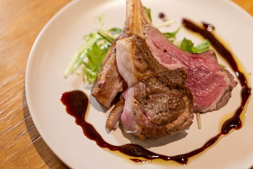 盛り付けも楽しいオシャレな肉料理も多数。女子会にもうってつけ