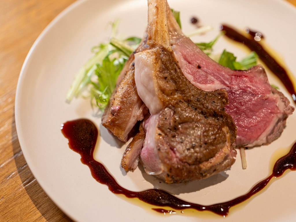 盛り付けも楽しいオシャレな肉料理も多数。女子会にもうってつけ