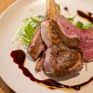 女性同士でも気兼ねなく足を運べる雰囲気のお店。オシャレな肉料理やカクテルも豊富で、女子会利用にもうってつけです。盛り付けの楽しさも大切にした料理は写真に収める楽しさも。SNSでのシェアもオススメです。