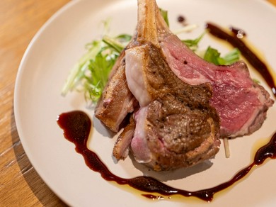 盛り付けも楽しいオシャレな肉料理も多数。女子会にもうってつけ