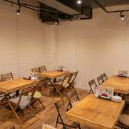 店内は全45席、30名から貸し切り相談も可。プロジェクター完備のため、歓送迎会など各種イベントにも頼もしいお店。結婚式二次会に人気のシャンパンタワーなども相談できます。