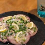 世代を問わず支持される牛タンを、カルパッチョスタイルで提案。3時間かけてじっくり火を入れたタンはクセになる食感・味わい。自家製ネギ塩ダレもまた、食感と風味に絶妙なアクセントを効かせています。