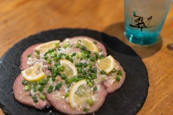 人気のタンを新しい楽しみ方で『牛タンカルパッチョ』