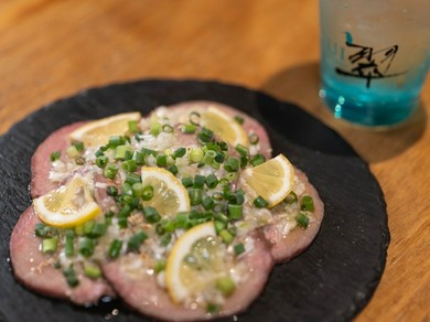 人気のタンを新しい楽しみ方で『牛タンカルパッチョ』