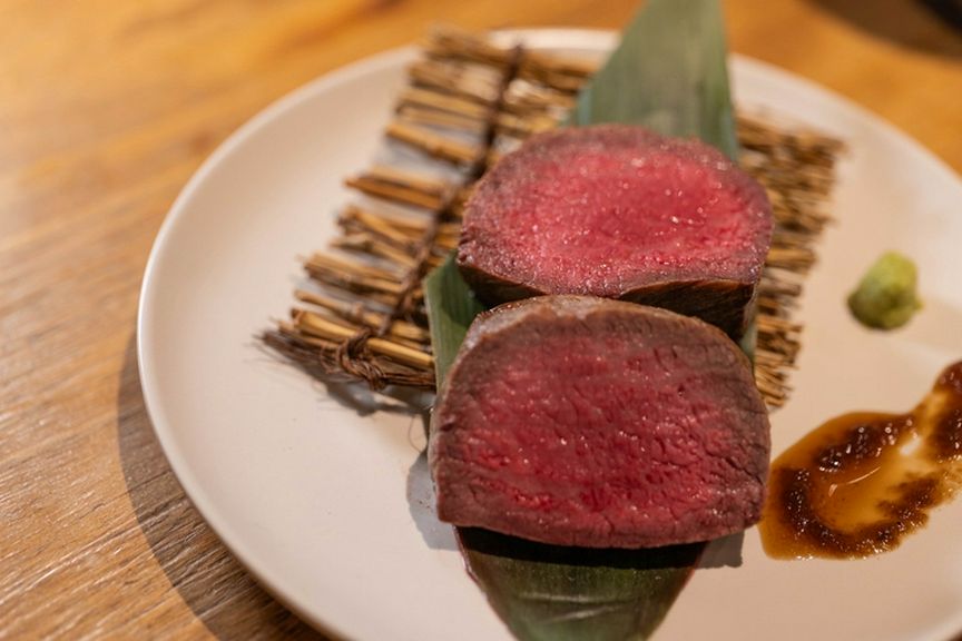 希少部位をシンプルに楽しむ『交雑牛トモサンカクステーキ』