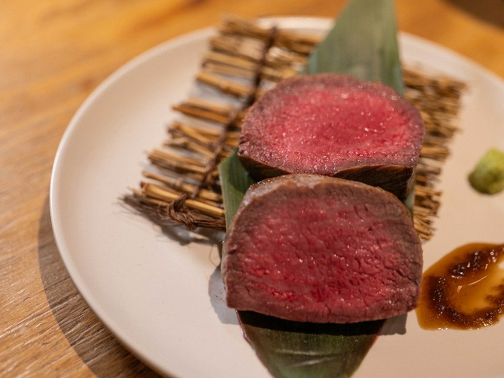 希少部位をシンプルに楽しむ『交雑牛トモサンカクステーキ』