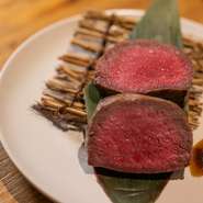 牛の後ろ脚の付け根「シンタマ」のごく一部、希少部位「トモサンカク」をシンプルに楽しむステーキです。