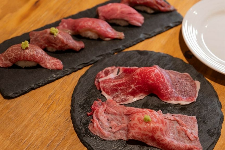 鮮度を活かした逸品。目の前で炙る演出も見応えあり『肉寿司』
