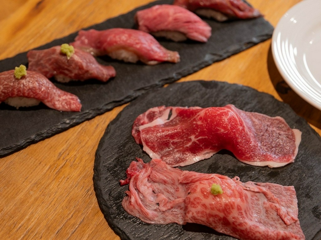 鮮度を活かした逸品。目の前で炙る演出も見応えあり『肉寿司』