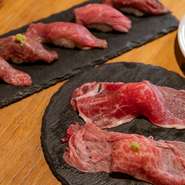 「十勝彩美牛」など、道産牛を中心とした新鮮な牛肉を活かした肉寿司。ゲストの目の前で仕上げる、炙り肉寿司は演出も見応え抜群です。