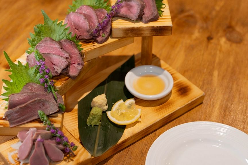 低温調理へのこだわりを実感。食べ比べも楽しめる『肉刺し階段5種盛り合わせ』