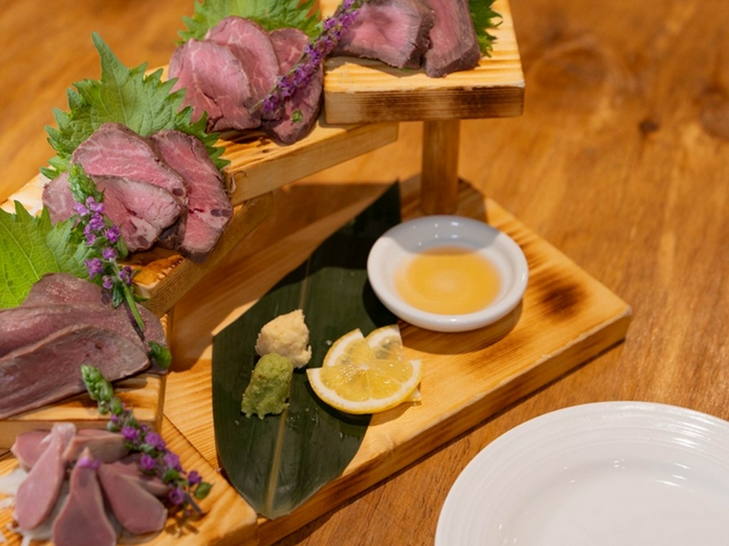 低温調理へのこだわりを実感。食べ比べも楽しめる『肉刺し階段5種盛り合わせ』