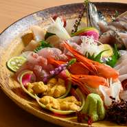 その日仕入れた鮮度抜群の旬の魚介を、贅沢に刺し盛りで満喫