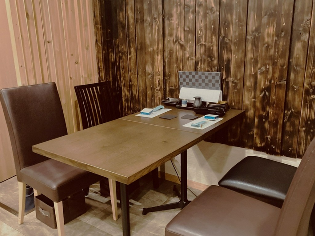 木の温もりが心地よい空間で、日頃の疲れをリフレッシュ