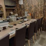 ゆったり広々としたカウンター席は、落ち着いてお食事をお楽しみ頂けます。