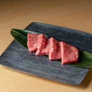 神保町駅徒歩3分。見応え・食べ応え抜群の『厚切り牛たん』をはじめ、黒毛和牛の特製厚切りカルビ・ハラミなど、厳選食材を焼肉で楽しめるお店。素材はもちろん、カットやタレまでこだわったお肉をぜひ賞味あれ。