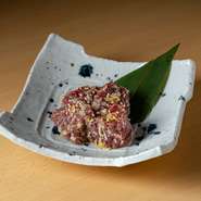 素材や味だけでなく、演出にもこだわったメニューも見どころ。一枚のお肉を贅沢に楽しむ焼きすきや、アツアツの鉄板で提供される焼き飯など、五感を満たすメニューで、大切な人と一味違う焼肉を体験してみませんか。