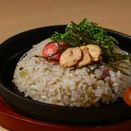 アツアツの鉄板で混ぜて楽しむ『特製焼き飯』。元々は、スタッフのまかないから始まり、やがて評判から人気メニューの一つまで上り詰めたという、実力派の逸品です。