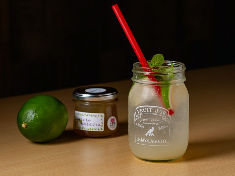 肉の旨みが引き立つ一杯。小笠原諸島の島れもん使用ジャムサワー