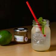 小笠原諸島の母島より届けられる島れもんを使ったジャムサワーは、【けやき】だからこそ味わうことができる特別な一杯。さっぱりと爽やかな味わいが、お肉の旨みを引き立ててくれます。