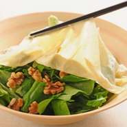 水菜やサラダ菜などの野菜の上に湯葉をかぶせて特製の胡麻ドレッシングでお味付けしております。