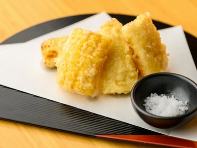 季節感あふれる一皿として、目でも楽しめる『三種のとうもろこしの天ぷら』