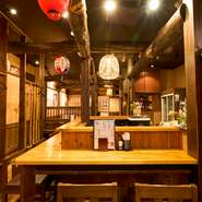 店内は暖色系のライトで温かみがあり、リラックスできる雰囲気。テーブル席、座敷、掘りごたつなど、多様な席が用意されており、利用シーンに応じて最適な席を選べます。