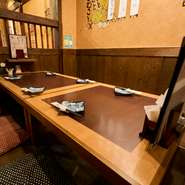 駅周辺の住宅街に位置し、家族連れに最適な環境です。座敷や個室が完備されており、ファミリー層を意識した席の配慮もあるので、お子様がいても気兼ねなく過ごせます。