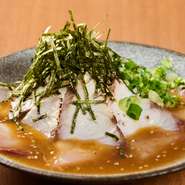 九州の郷土料理。鮮度を大切にしたかんぱちを香ばしく炙って、オニオンスライスの上に並べて仕上げてあります。ゴマと味噌だれ、のり、ねぎが絶妙に絡み合い、豊かな風味を引き立てているのがポイント。
1人前5切れ