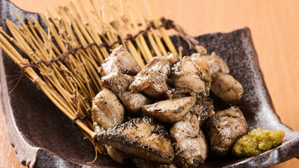 炭の風味と柚子胡椒がたまらない『地鶏の炭火焼き』