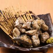 美桜鶏（みおうどり）を使用。特製の下味をしっかりとつけ、鶏の皮から抽出したチー油を肉と炭にかけて焼き上げてあります。炭火で丁寧に香りをまとわせることで、深い風味が生まれるのです。