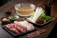 沖縄県産もずく、沖永良部島産きくらげ、レタスほか野菜盛り、〆に沖縄そばor雑炊がつきます。（2人前～）