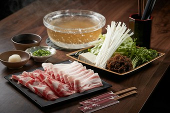 沖縄県産もずく、沖永良部島産きくらげ、レタスほか野菜盛り、〆に沖縄そばor雑炊がつきます。（2人前～）