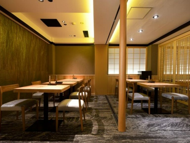 洗練されたモダンな和空間。個室以外も趣深い上質なひとときを