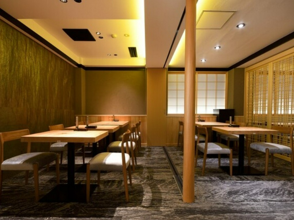 洗練されたモダンな和空間。個室以外も趣深い上質なひとときを