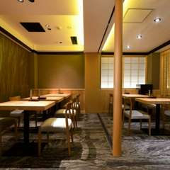 洗練されたモダンな和空間。個室以外も趣深い上質なひとときを