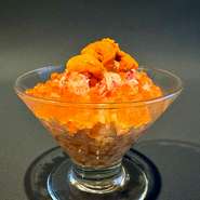 イクラ入りのシャリに、カニ身・ウニ・キャビアを盛り合わせた贅沢カクテル。まさに一口ごとに広がる海の宝石箱。