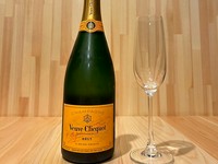 品 種: ブドウ(ピノノワール/ムニエ/シャルドネ) 
生産地: フランス/シャンパーニュ
味わい: ブリュット(辛口)