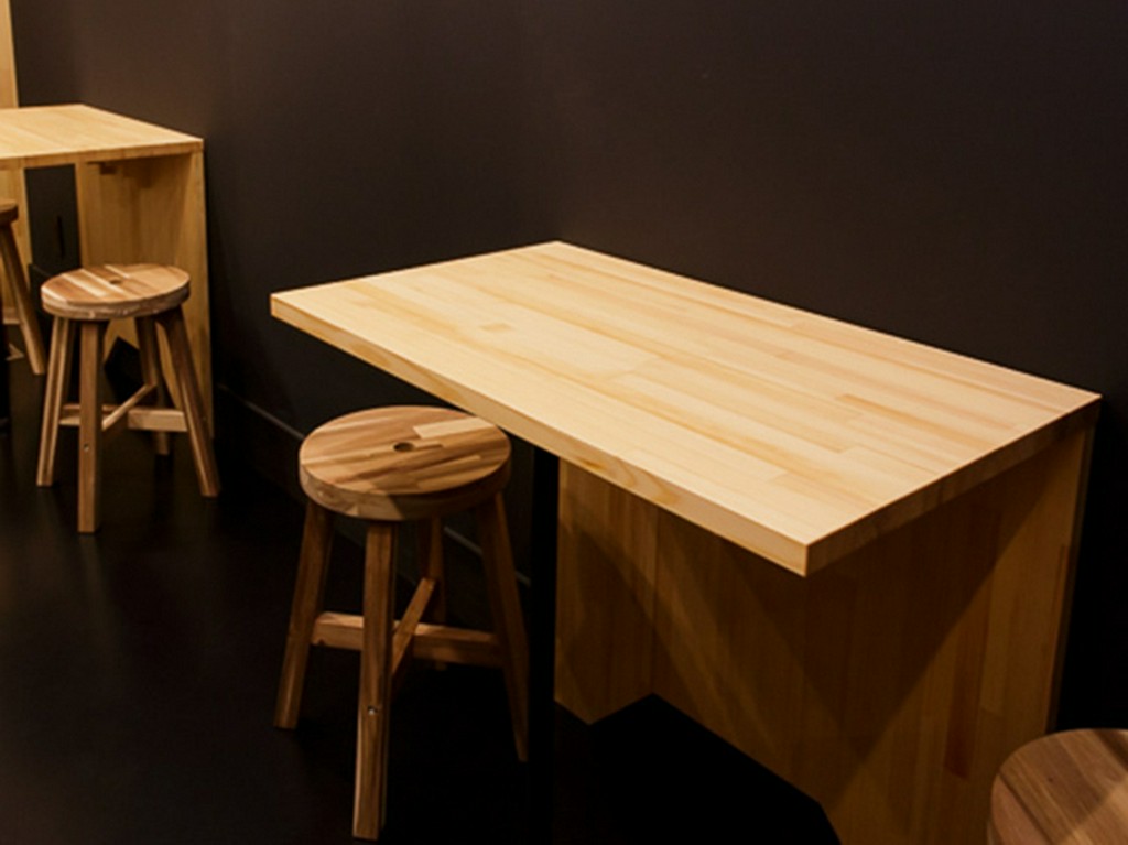 普段使いに肩肘張らずに使えるテーブル席