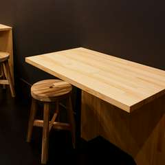 普段使いに肩肘張らずに使えるテーブル席