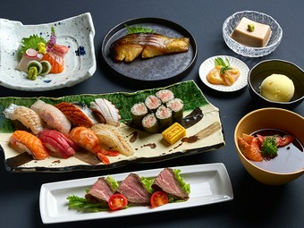 本マグロ中トロ、鉄火巻き付き。
贅沢盛りだくさんの８品コースとなっております。
