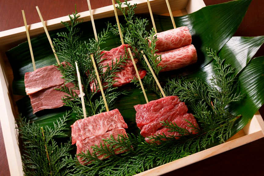 食べ比べも楽しい！　牛の各部位を串焼きスタイルで提供
