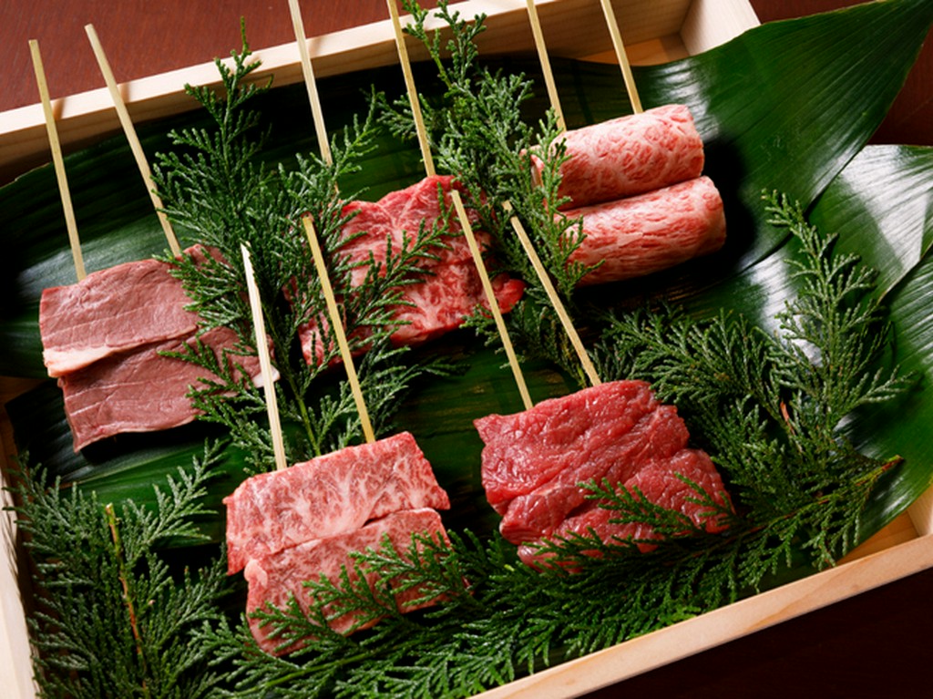 食べ比べも楽しい！　牛の各部位を串焼きスタイルで提供