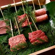 ハツやハラミ、カイノミなど牛肉の各部位は串焼きにして提供。ザブトンはゴボウを巻いて八幡巻きにするなどのひと手間がミソ。コースで約400gもの牛肉が出るにも関わらず、最後まで飽きることなく食べられます。