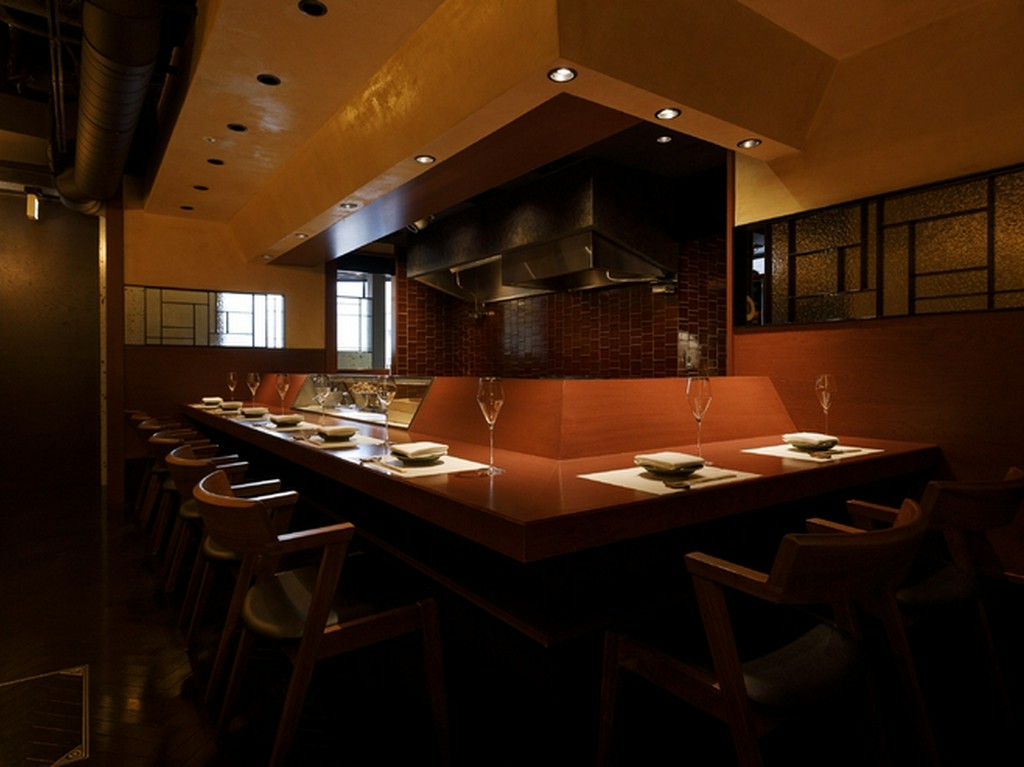 カウンターで味わう臨場感もご馳走のひとつ