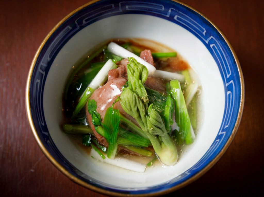 旬の野菜を付け合わせて季節感を巧みに演出『肩サンカクと旬野菜の炊き合わせ』