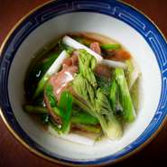 牛肉の上腕部が肩サンカク。運動量の多い部位ゆえ、旨みが強く適度な歯応えがあります。これを芹やタラの芽、うるいなどの春野菜とともにとろみをつけただしで品よくまとめています。旬の野菜を添え、季節感も演出。
